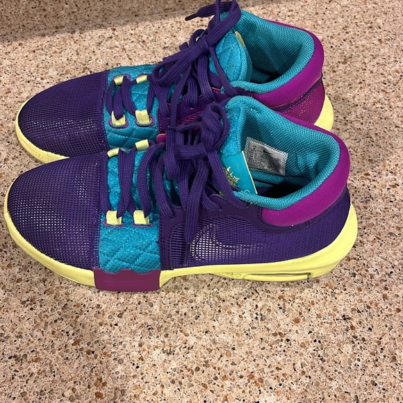 LeBron Witness 8 Basketball Shoes - Picture 2 of 7